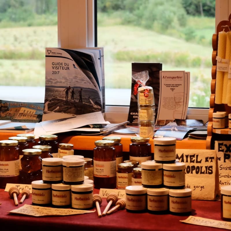 Herbamiel - Étalage de produits devant une fenêtre.