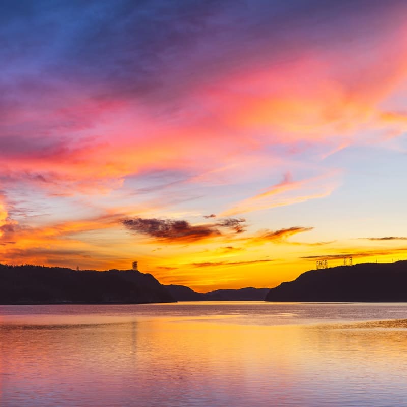 L’Anse-de-Roche - Coucher de soleil au teintes dorées, rosées et violacées.