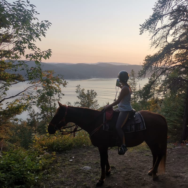 Instinct Nomade - Personne à cheval avec une plan d'eau en arrière-plan.