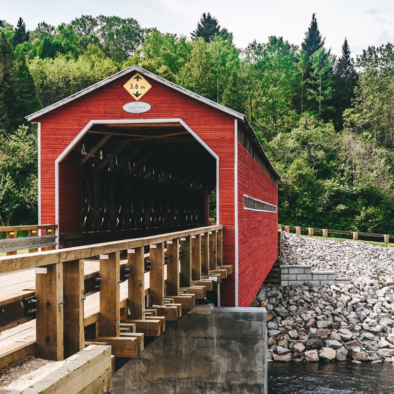 Pont Louis-Gravel - Pont couvert rouge traditionnel.