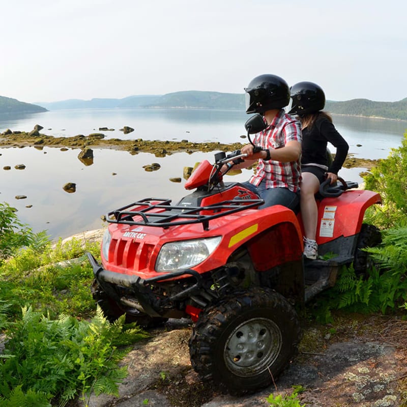 Fjord Aventure - Deux personnes sur un VTT devant le fjord.