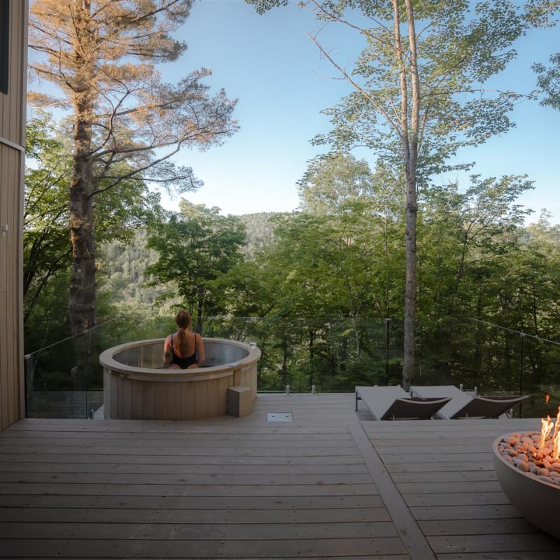 La Cime est une entreprise d’hébergement expérientielle haut de gamme qui allie architecture innovante, expérience thermale privée et services exclusifs dans un environnement minimal et réfléchi