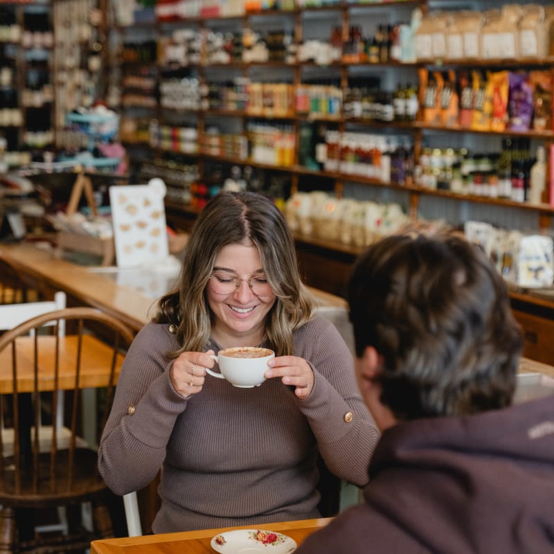 Couple souriant buvant un café.