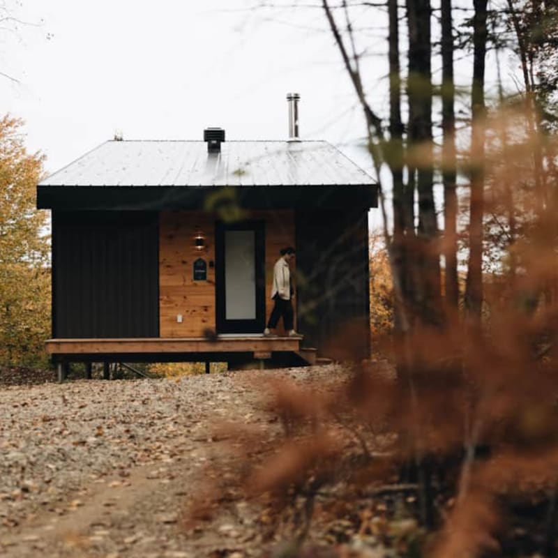 Mini-chalet dans un paysage d'automne, Domaine des Constellations