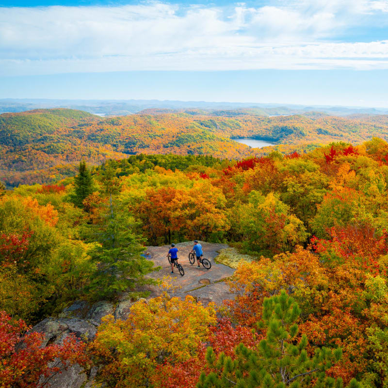 Deux cyclistes en haut d'une montagne à l'automne.