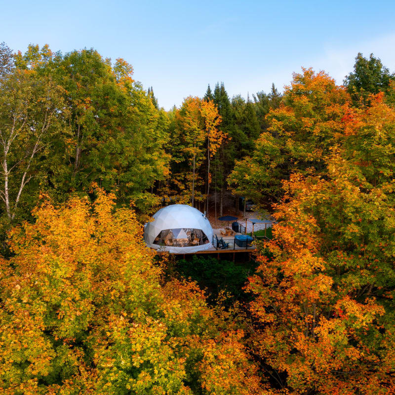 Dôme en flan de montagne à l'automne.