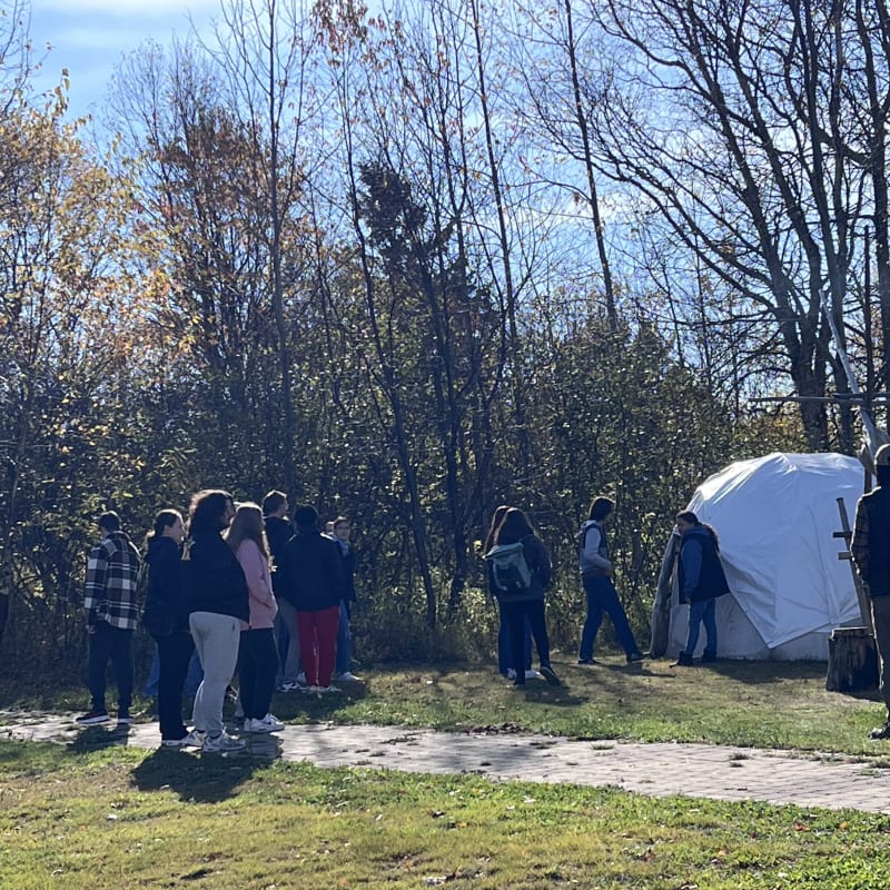 Groupe en visite guidée sur le site de Pessamit.
