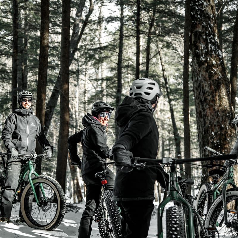 Groupe de personnes en vélo d'hiver.