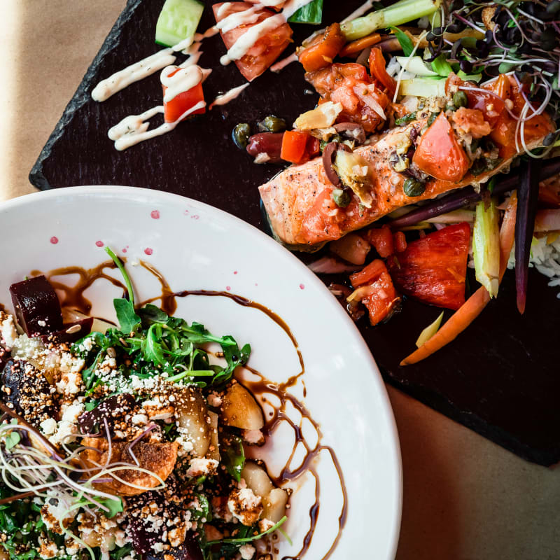 Deux assiettes colorées au Bistro Montebello