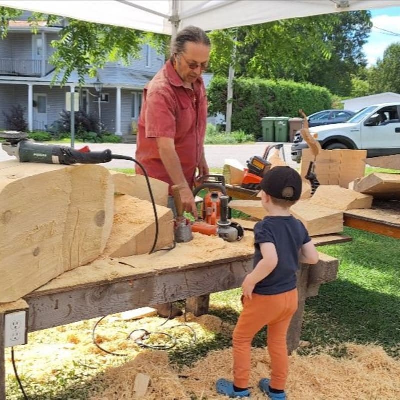 Artist and young boy at the Symposium d'art in situ en Petite Nation.