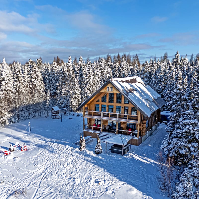 Large cottage in the winter in Portneuf.