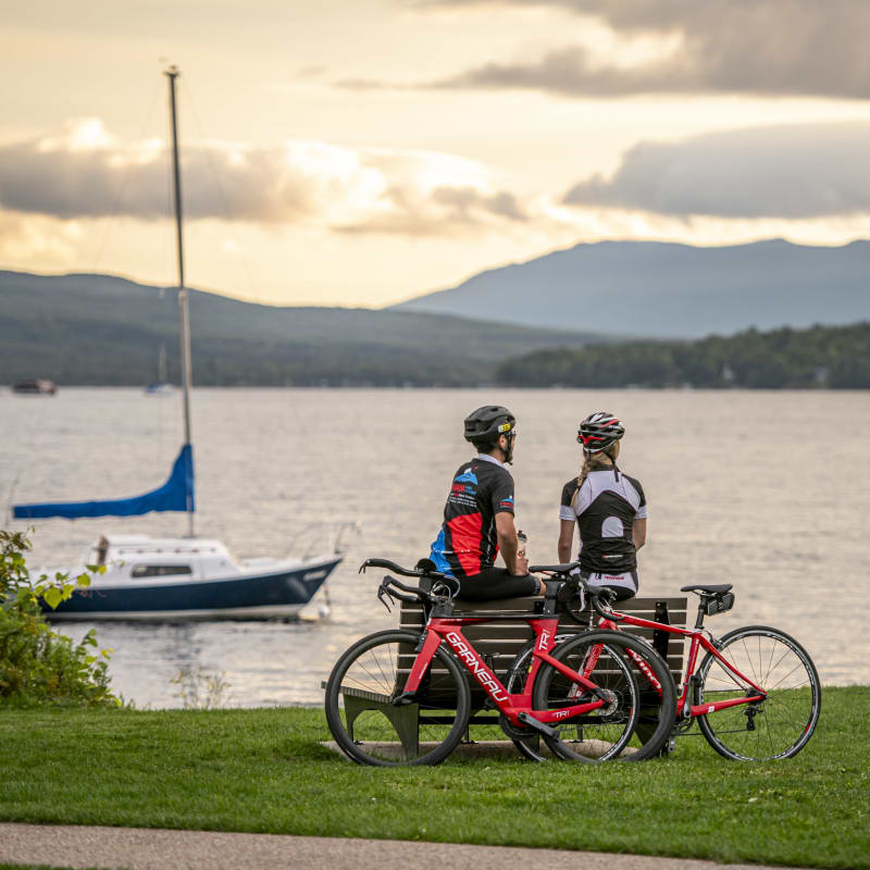 2 cyclistes sur le bord de la baie.