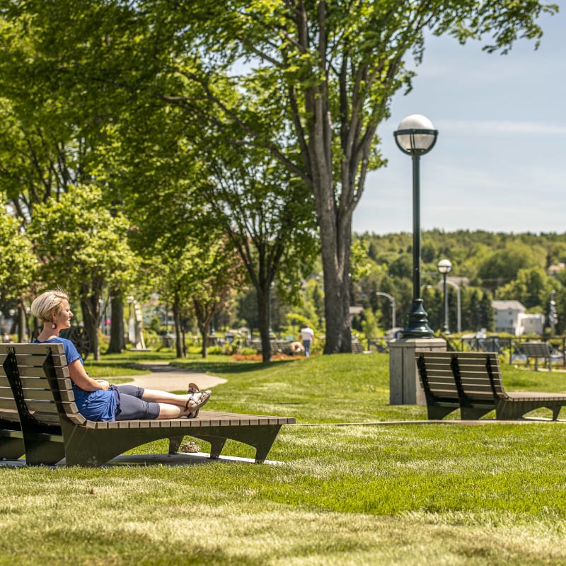 Femme relaxant dans un parc.