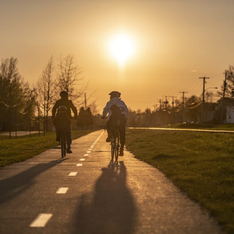 Deux cyclistes au coucher de soleil.