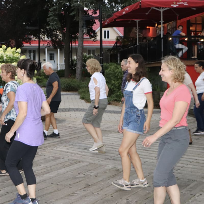 Groupe de personnes en session de danse en ligne - Sainte-Anne-de-Bellevue.