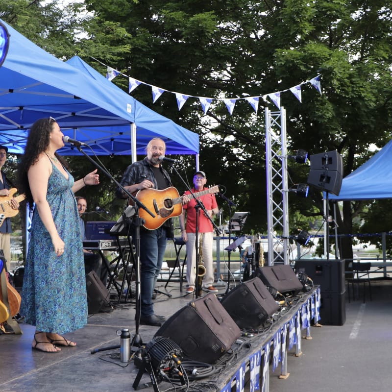 Scène avec groupe de musique à la St-Jean-Baptiste - Sainte-Anne-de-Bellevue.