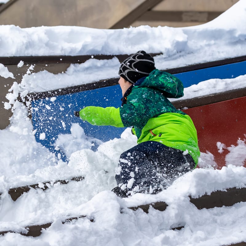 Enfant dehors dans la neige au Zoo de Granby.