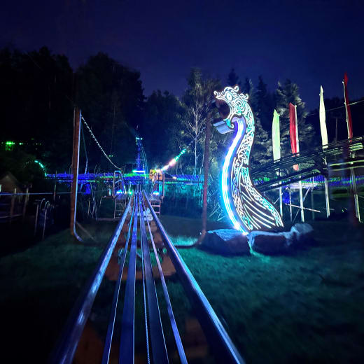 Glissades d’eau, manèges et montagne russe nocturne au Sommet Saint-Sauveur